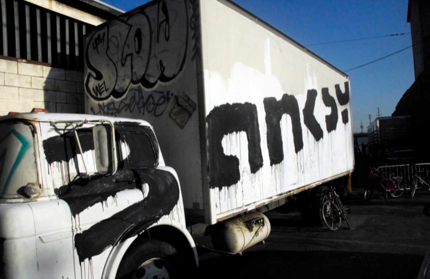 Podpis Banksy'ego na ciężarówce Fot. WikiMedia, licencja: Creative Commons Attribution 2.0 Generic