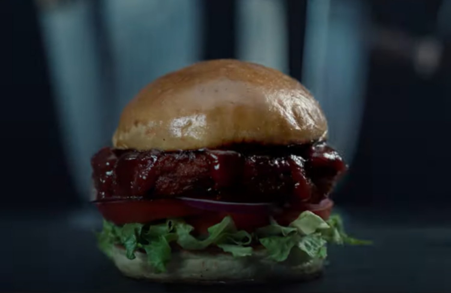 Wegański burger o smaku ludzkiego mięsa Fot. YouTube / Eat_Oumoh